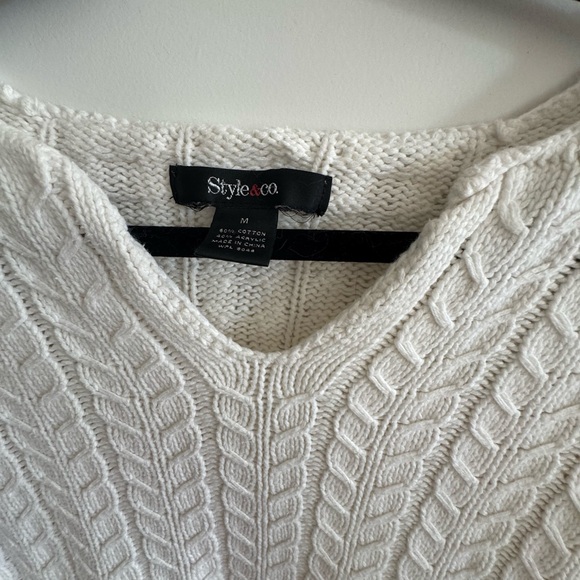 Beautiful sweater - Picture 2 of 3